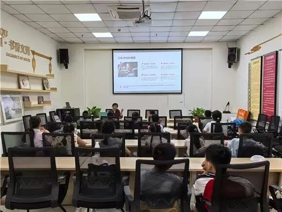 两江新区龙山街道旗龙路社区关工委开展&ldquo;&lsquo;五老&rsquo;润童心 彩绘伴成长&rdquo;校社结对共建主题活动
