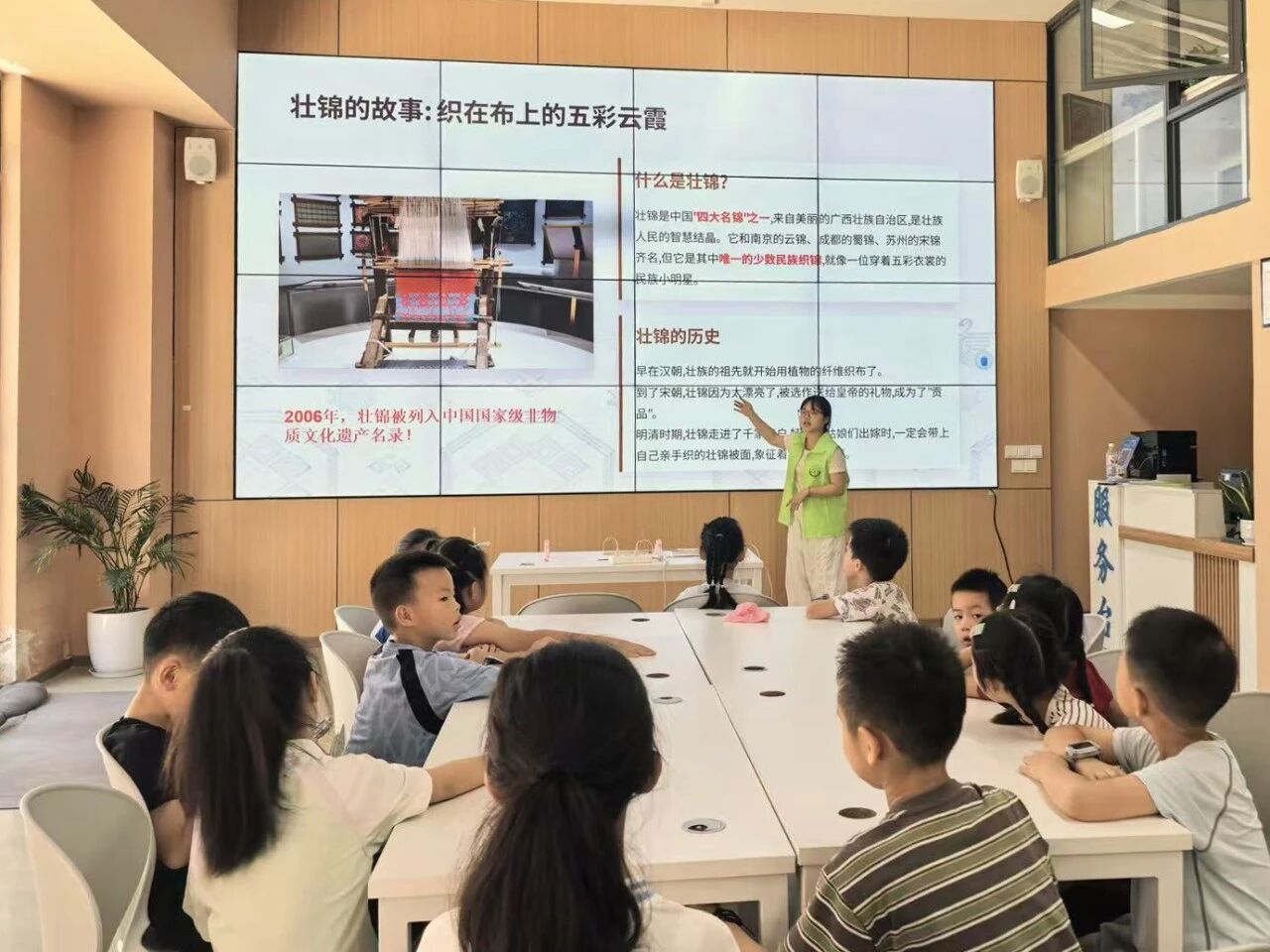南岸区：一把壮锦团扇 串起社区老少暑期时光